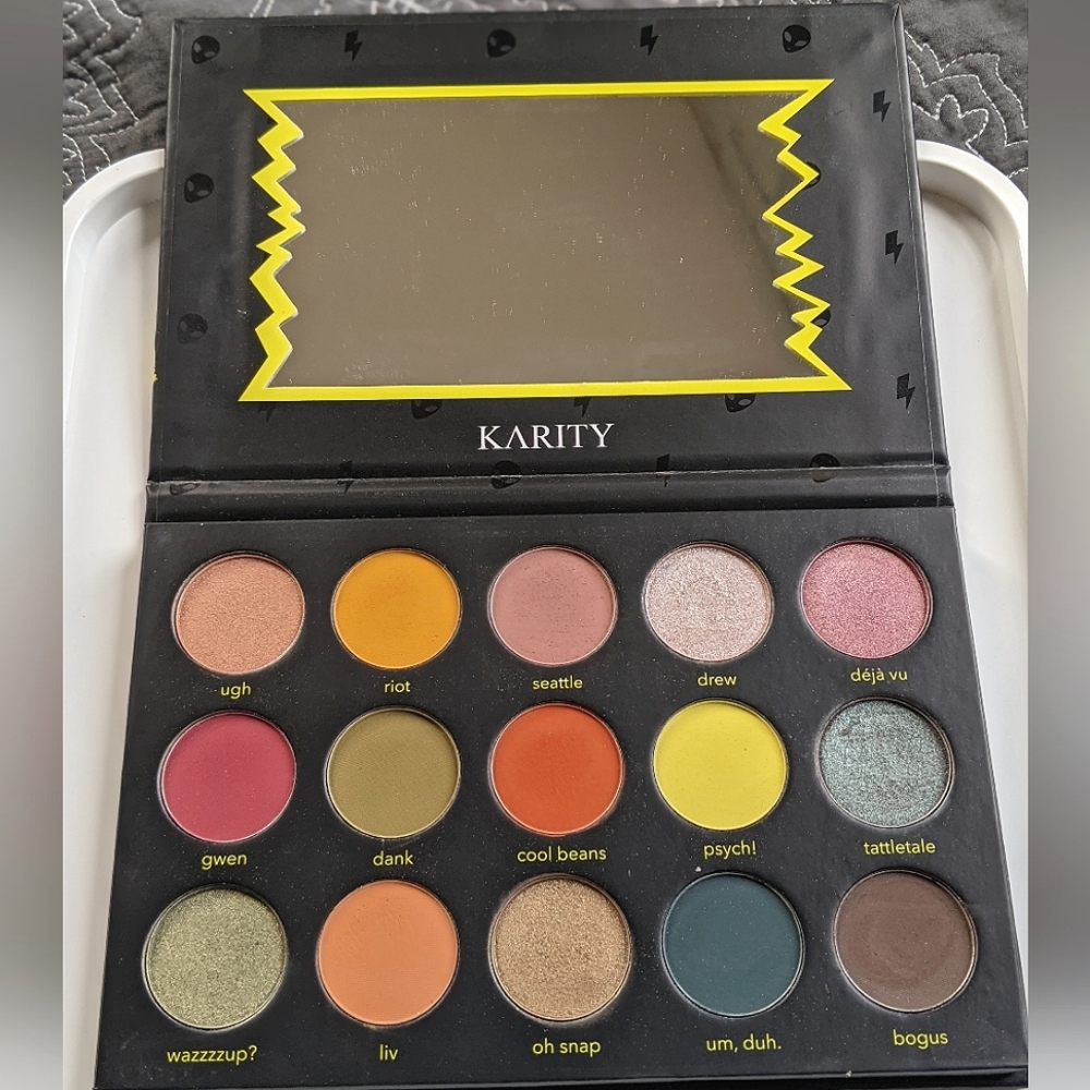 90s themed Karity eyeshadow palette